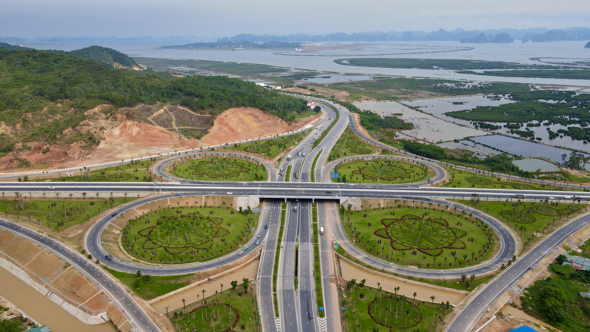 Chiêm ngưỡng nút giao hình cánh hoa khổng lồ hơn 400 tỷ đồng hoành tráng nhất Quảng Ninh - Ảnh 2.