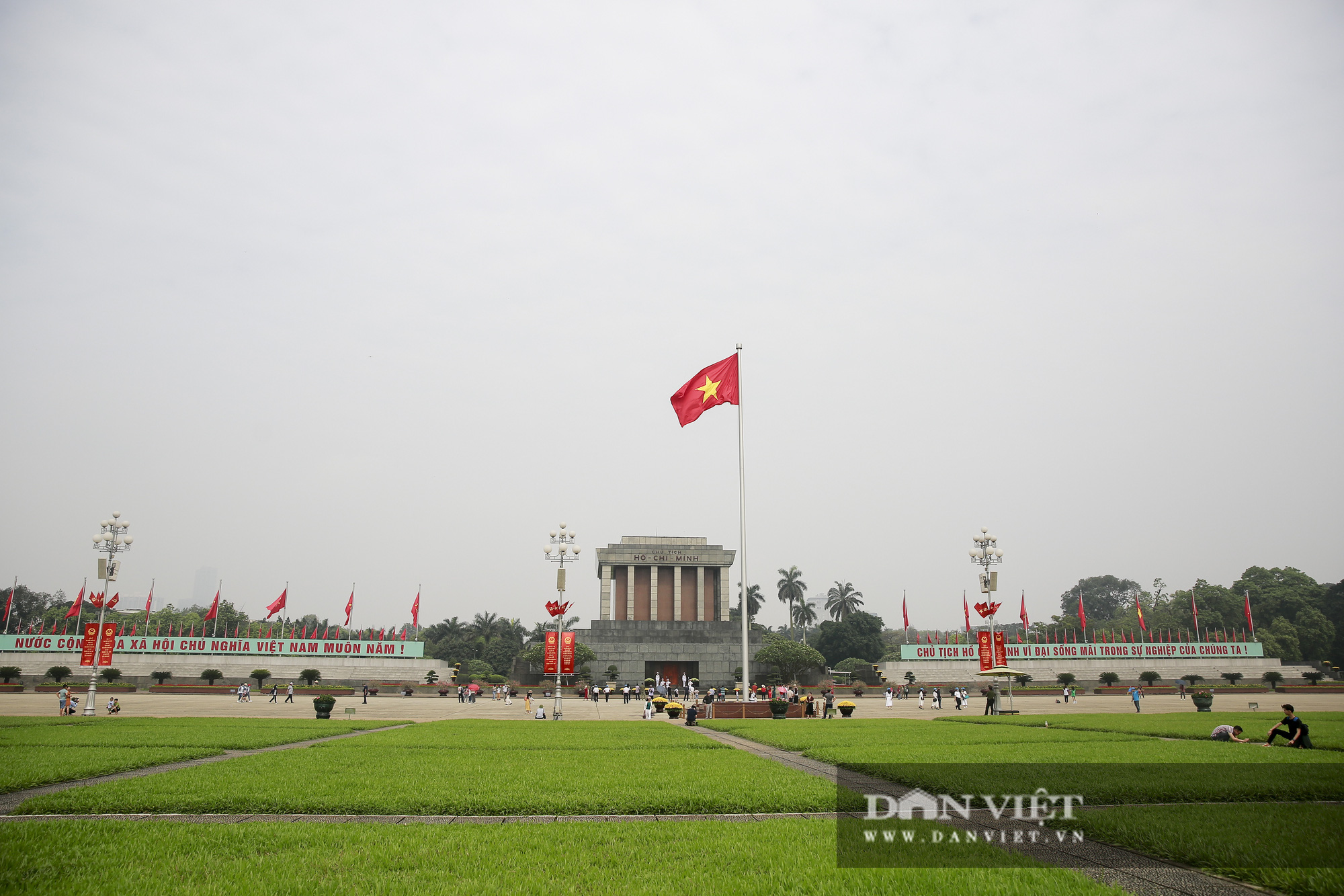 Bất ngờ lượng du khách tham quan lăng Bác, bảo tàng tại Hà Nội trong sáng 30/4 - Ảnh 1.