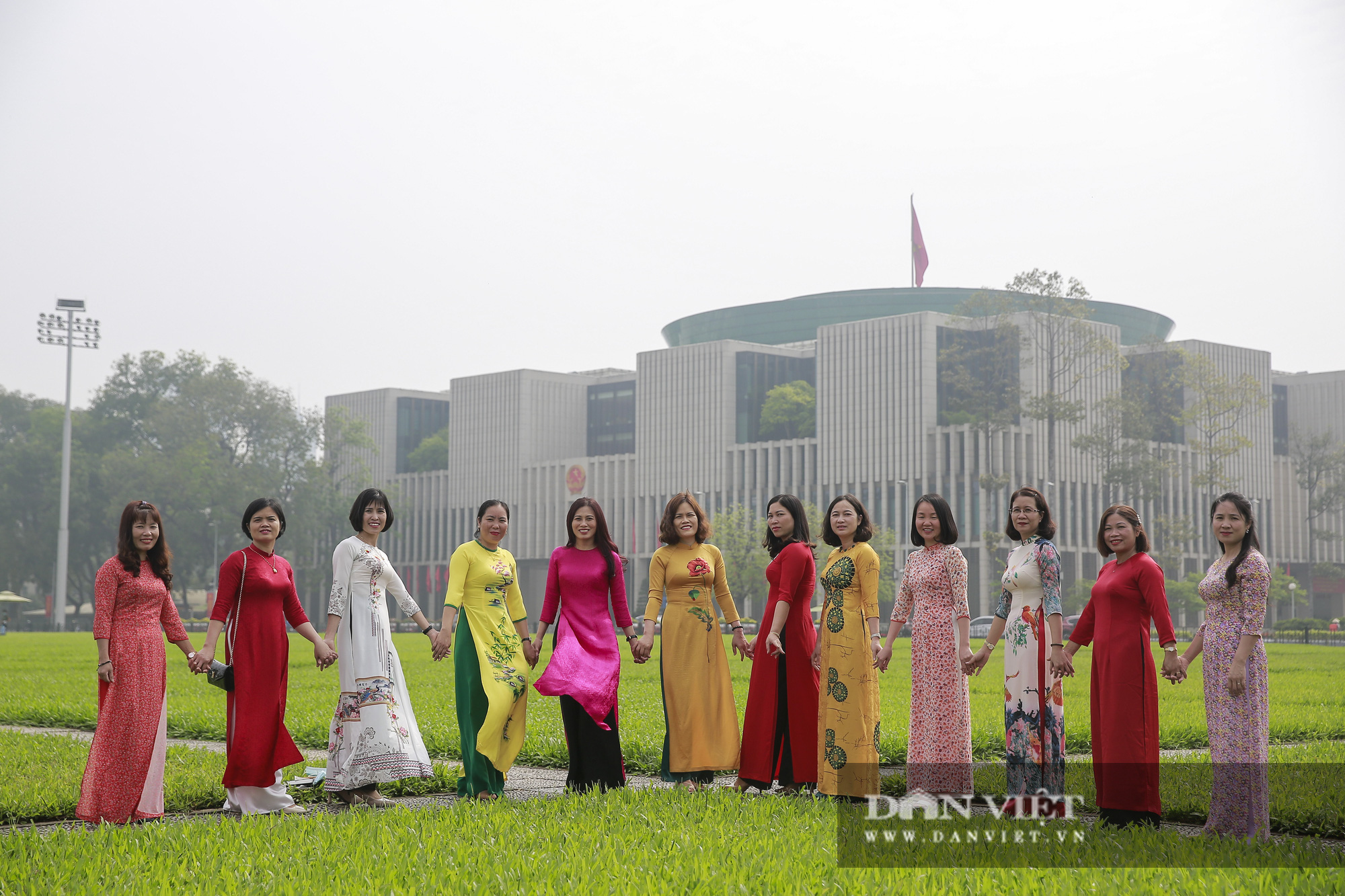 Bất ngờ lượng du khách tham quan lăng Bác, bảo tàng tại Hà Nội trong sáng 30/4 - Ảnh 10.