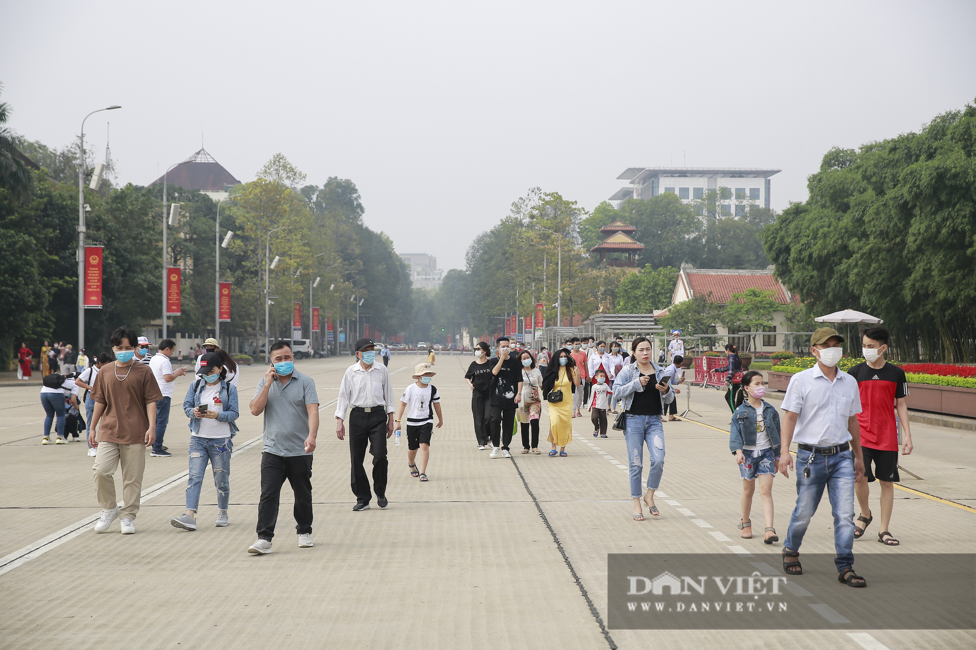Bất ngờ lượng du khách tham quan lăng Bác, bảo tàng tại Hà Nội trong sáng 30/4 - Ảnh 2.