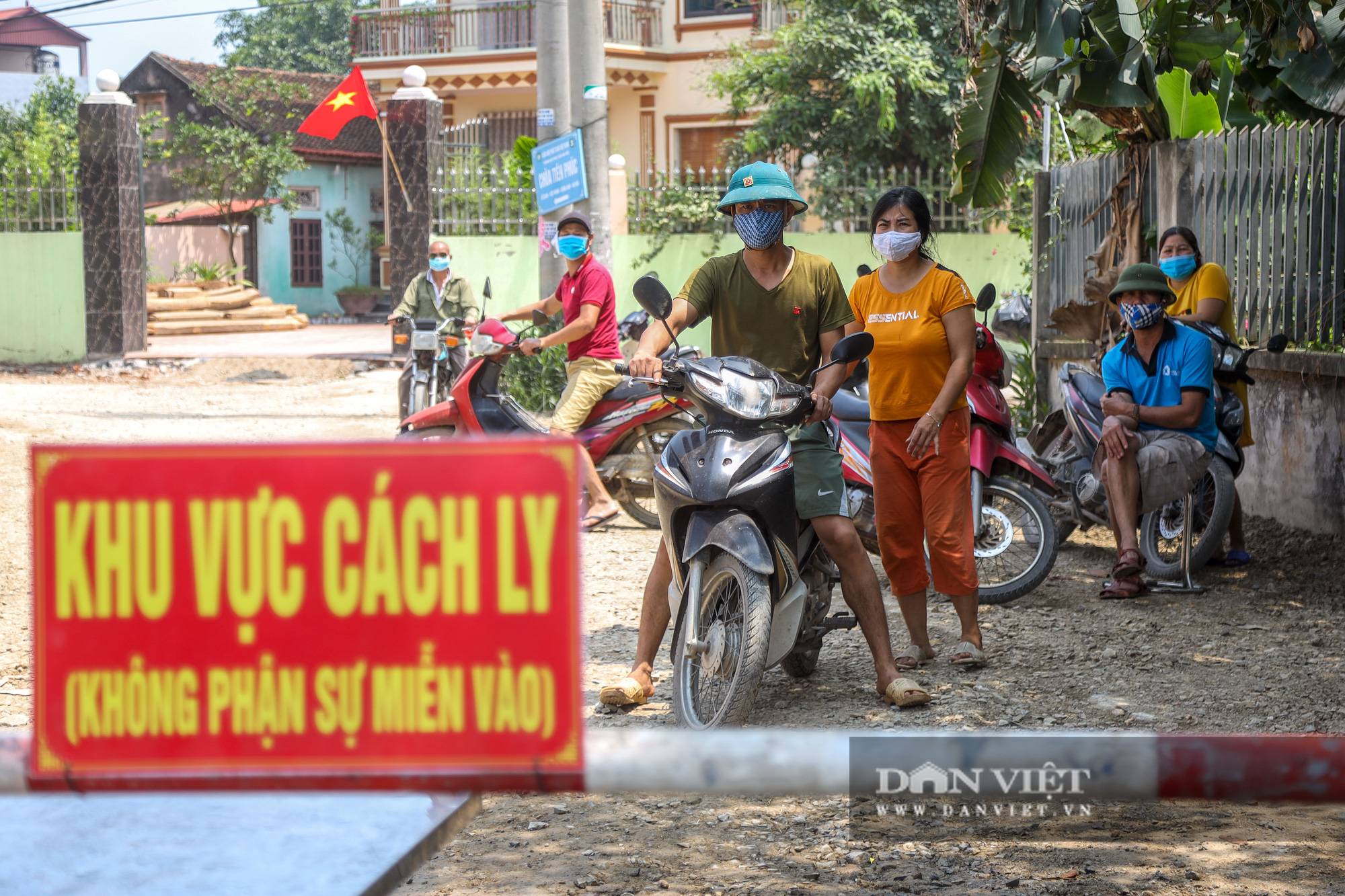 Hà Nội: Cách ly cả thôn nơi có ca dương tính Covid-19 đến ăn giỗ - Ảnh 2.