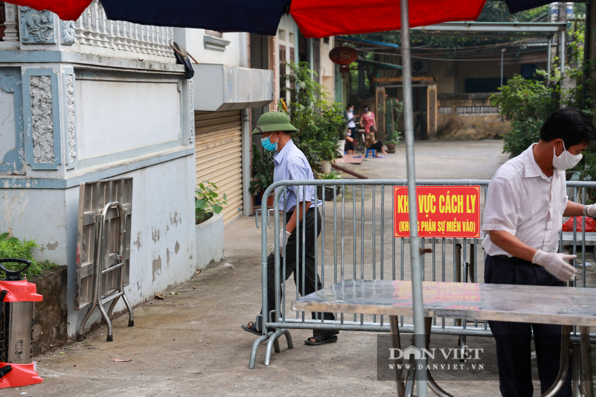 Hà Nội: Phó Chủ tịch TP thị sát khu cách ly nơi có ca nhiễm Covid 19 ở Đông Anh - Ảnh 3.