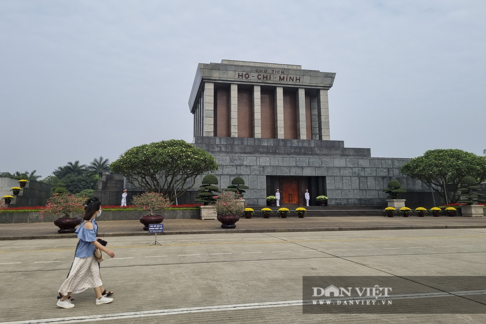 Bất ngờ lượng du khách tham quan lăng Bác, bảo tàng tại Hà Nội trong sáng 30/4 - Ảnh 3.