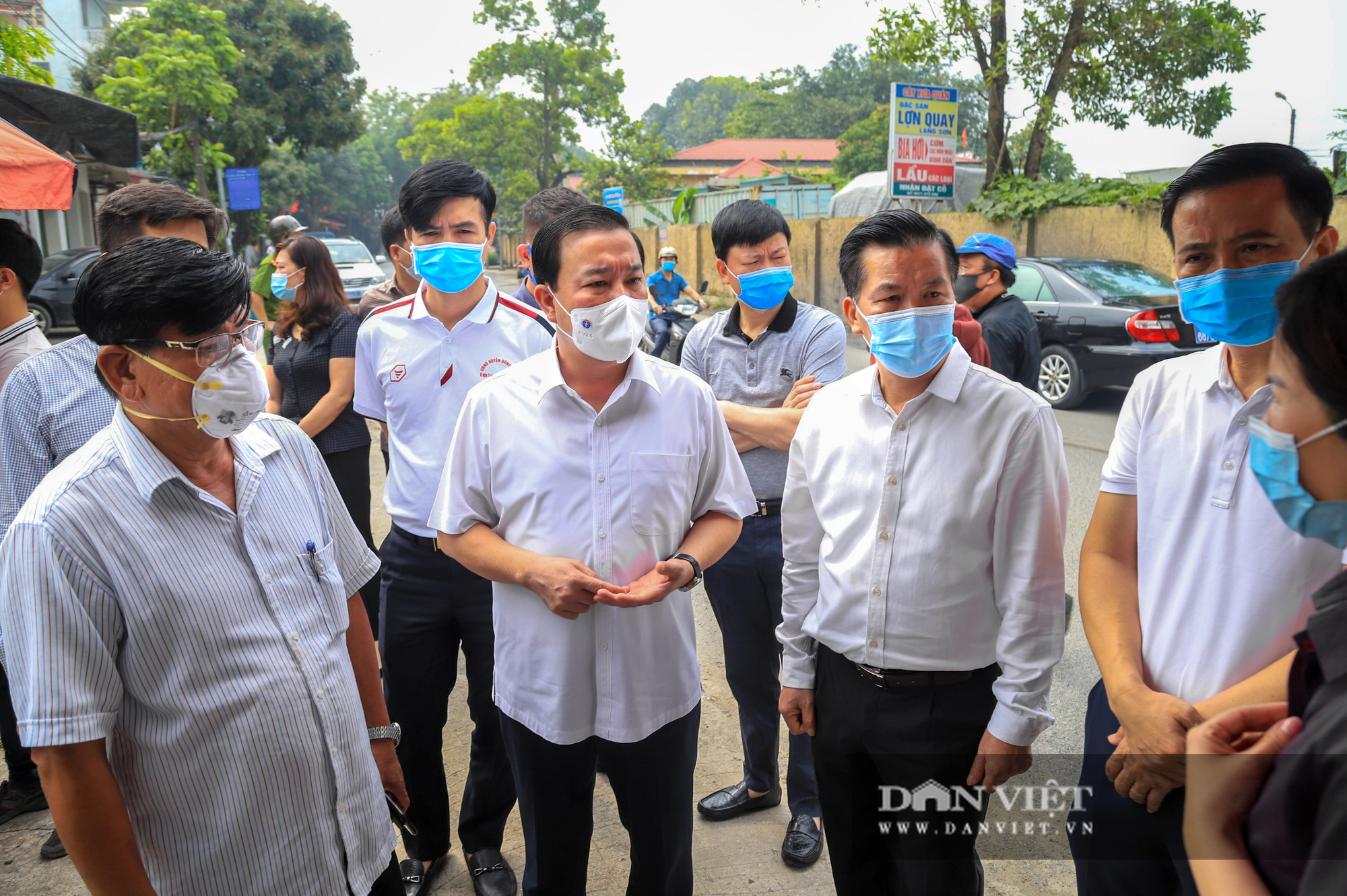 Hà Nội: Phó Chủ tịch TP thị sát khu cách ly nơi có ca nhiễm Covid 19 ở Đông Anh - Ảnh 5.