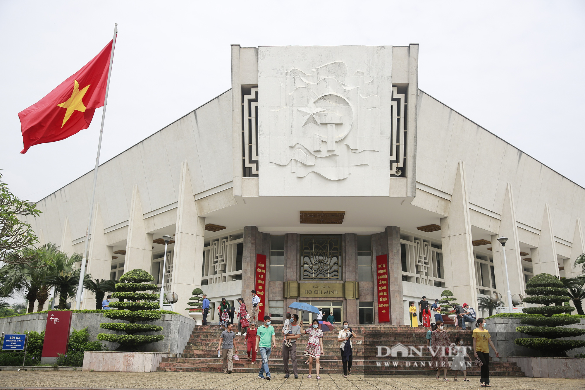 Bất ngờ lượng du khách tham quan lăng Bác, bảo tàng tại Hà Nội trong sáng 30/4 - Ảnh 5.