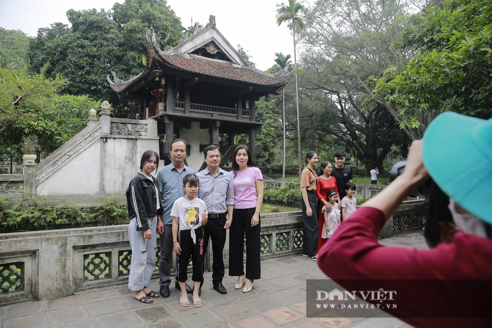 Bất ngờ lượng du khách tham quan lăng Bác, bảo tàng tại Hà Nội trong sáng 30/4 - Ảnh 6.