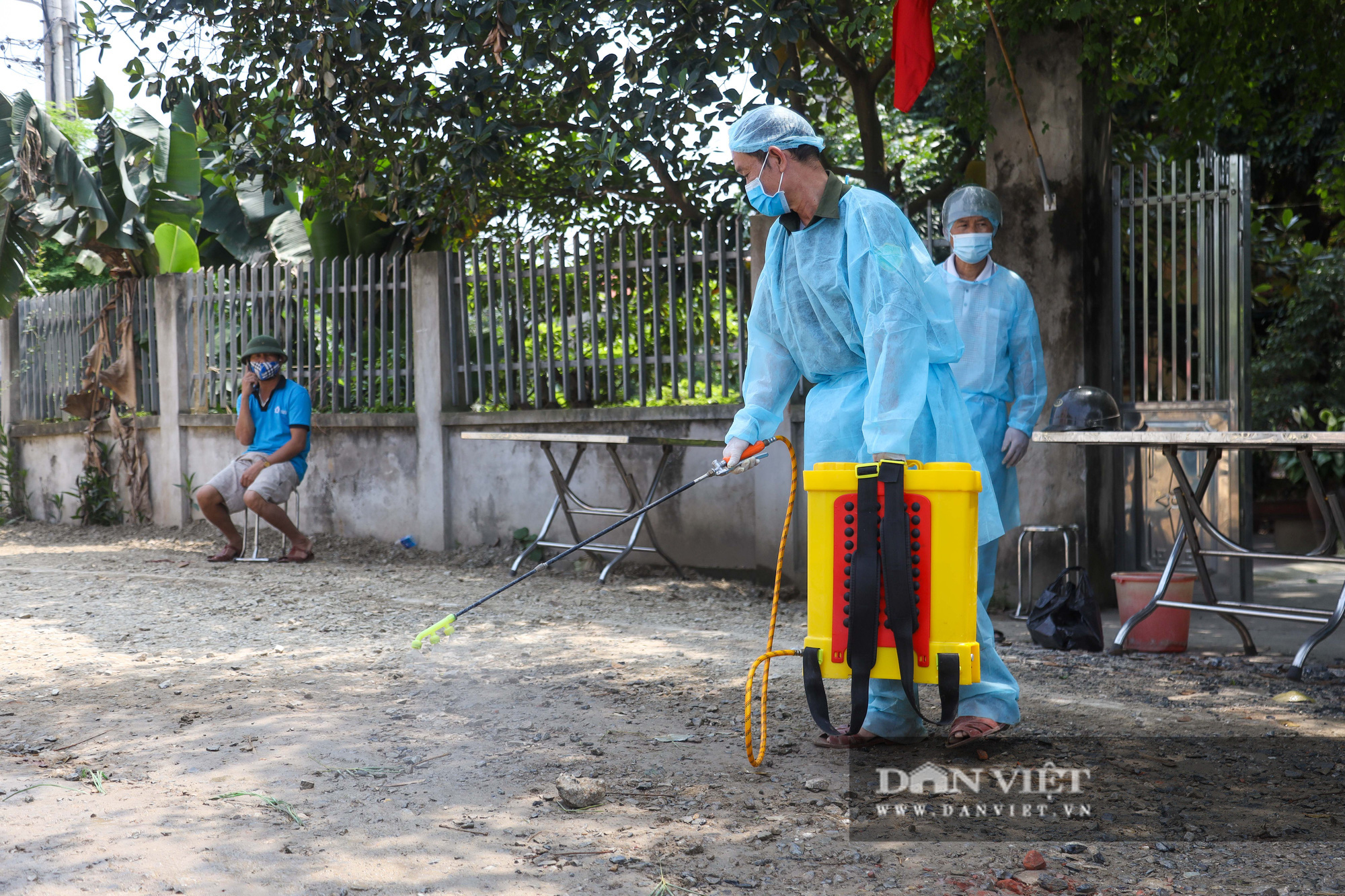 Hà Nội: Cách ly cả thôn nơi có ca dương tính Covid-19 đến ăn giỗ - Ảnh 6.