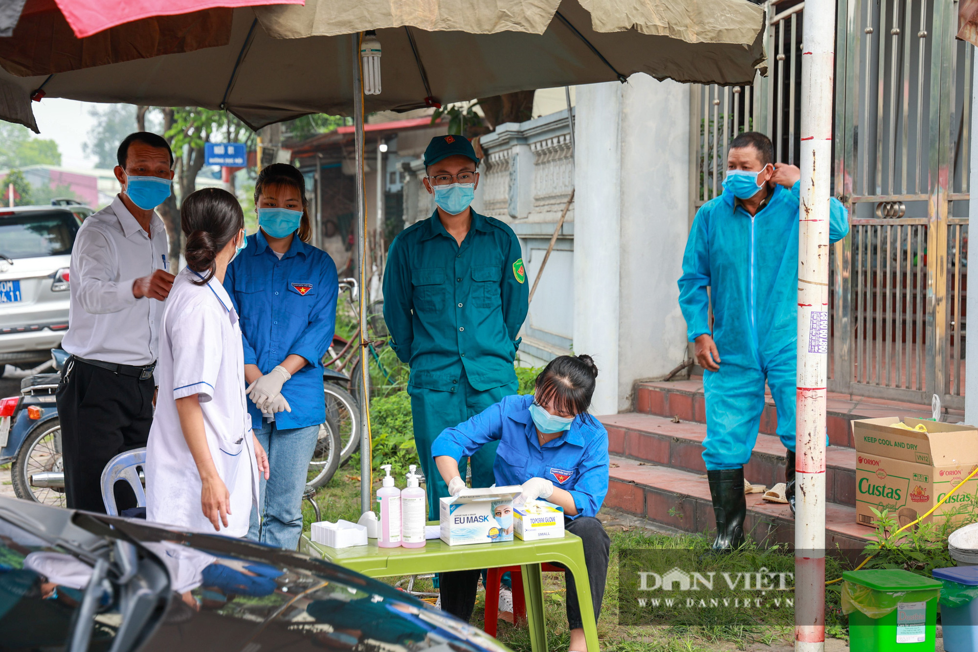 Hà Nội: Phó Chủ tịch TP thị sát khu cách ly nơi có ca nhiễm Covid 19 ở Đông Anh - Ảnh 7.