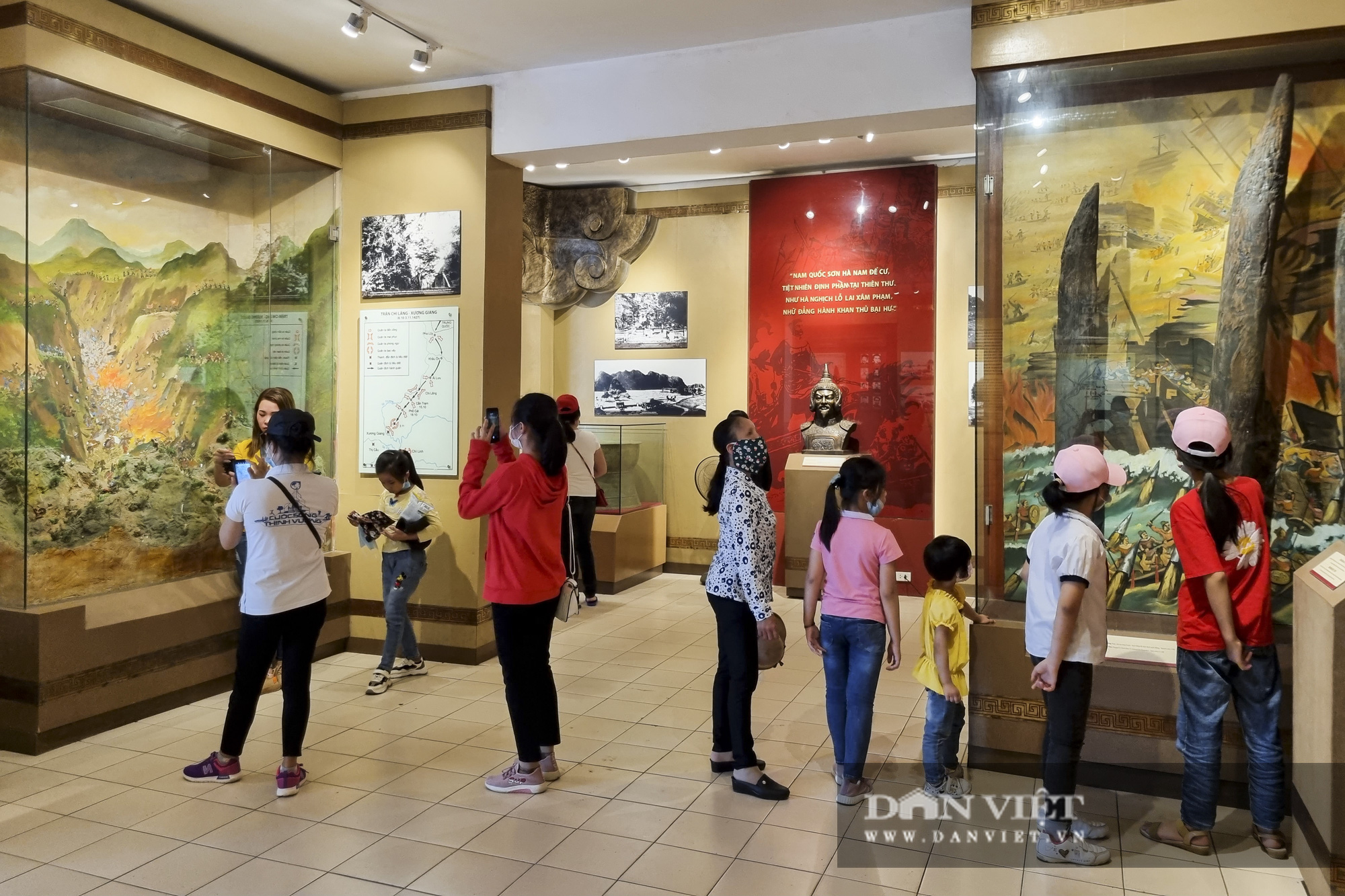 Bất ngờ lượng du khách tham quan lăng Bác, bảo tàng tại Hà Nội trong sáng 30/4 - Ảnh 8.