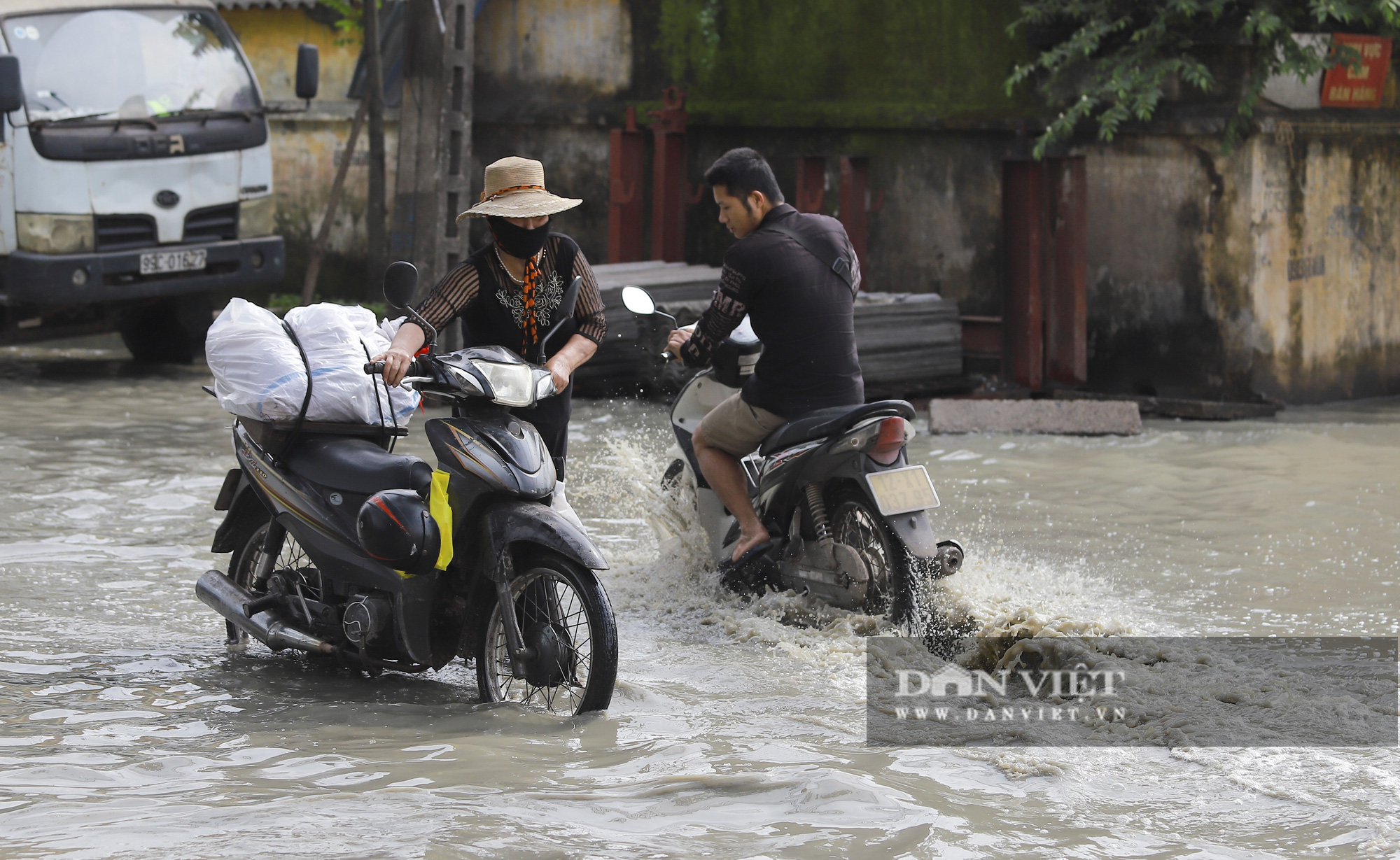Phong Khê: Cuộc sống người dân đảo lộn vì tuyến đường ngập nước thải - Ảnh 12.