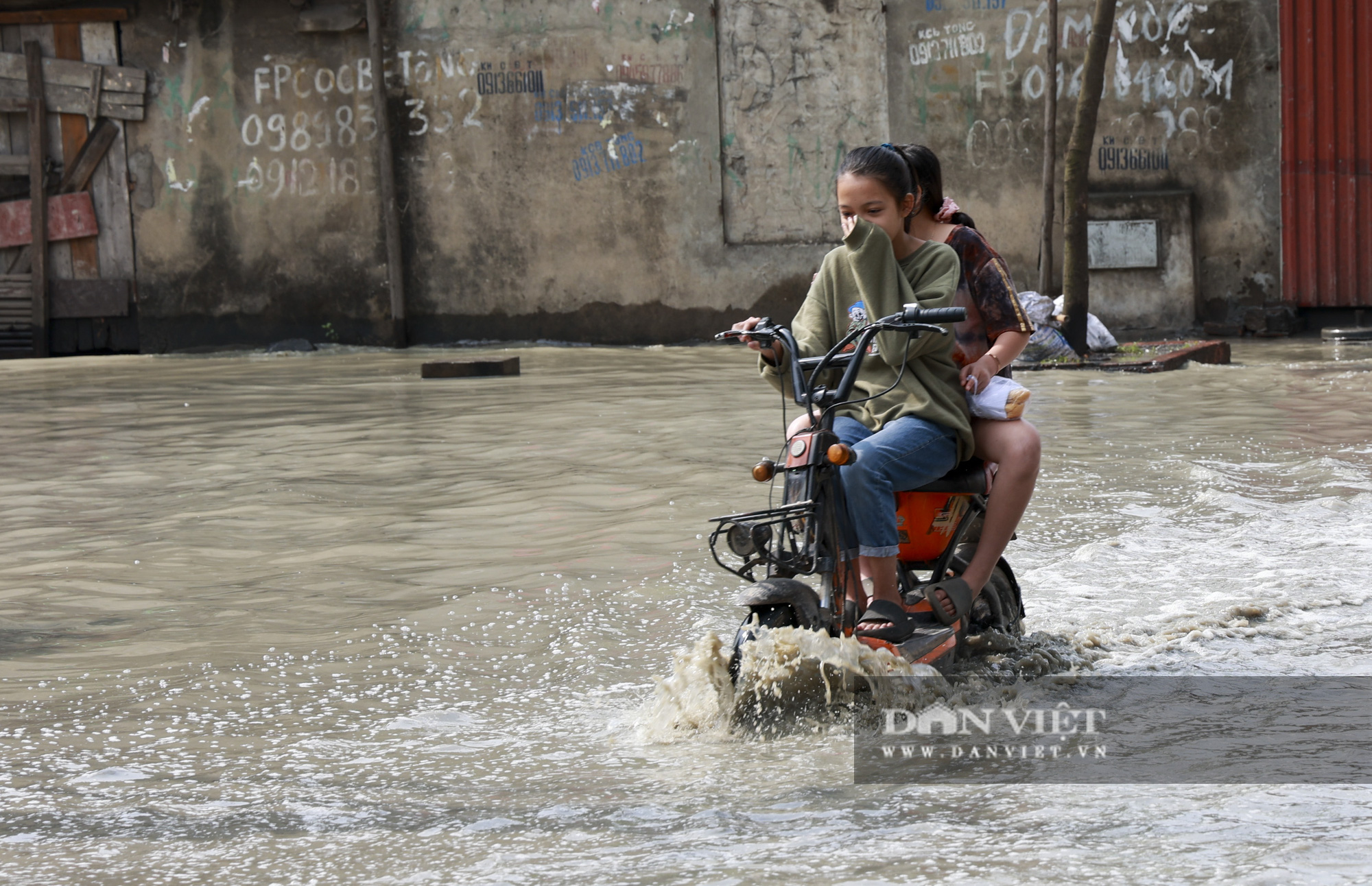 Phong Khê: Cuộc sống người dân đảo lộn vì tuyến đường ngập nước thải - Ảnh 2.