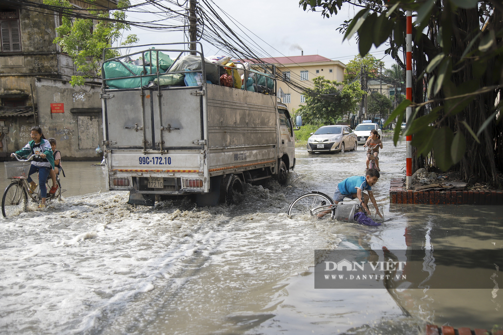 Phong Khê: Cuộc sống người dân đảo lộn vì tuyến đường ngập nước thải - Ảnh 7.