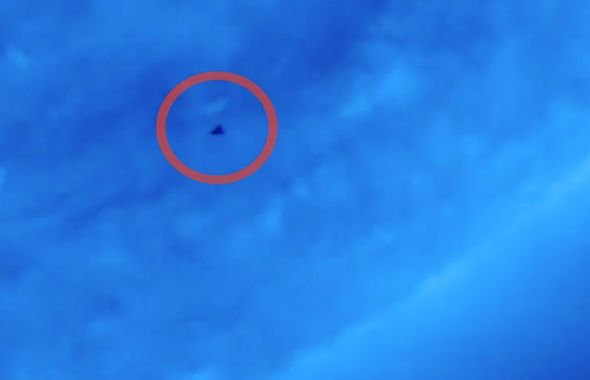 'Tam giác đen' vô tình được phát hiện gần Mặt trời - Ảnh 2.