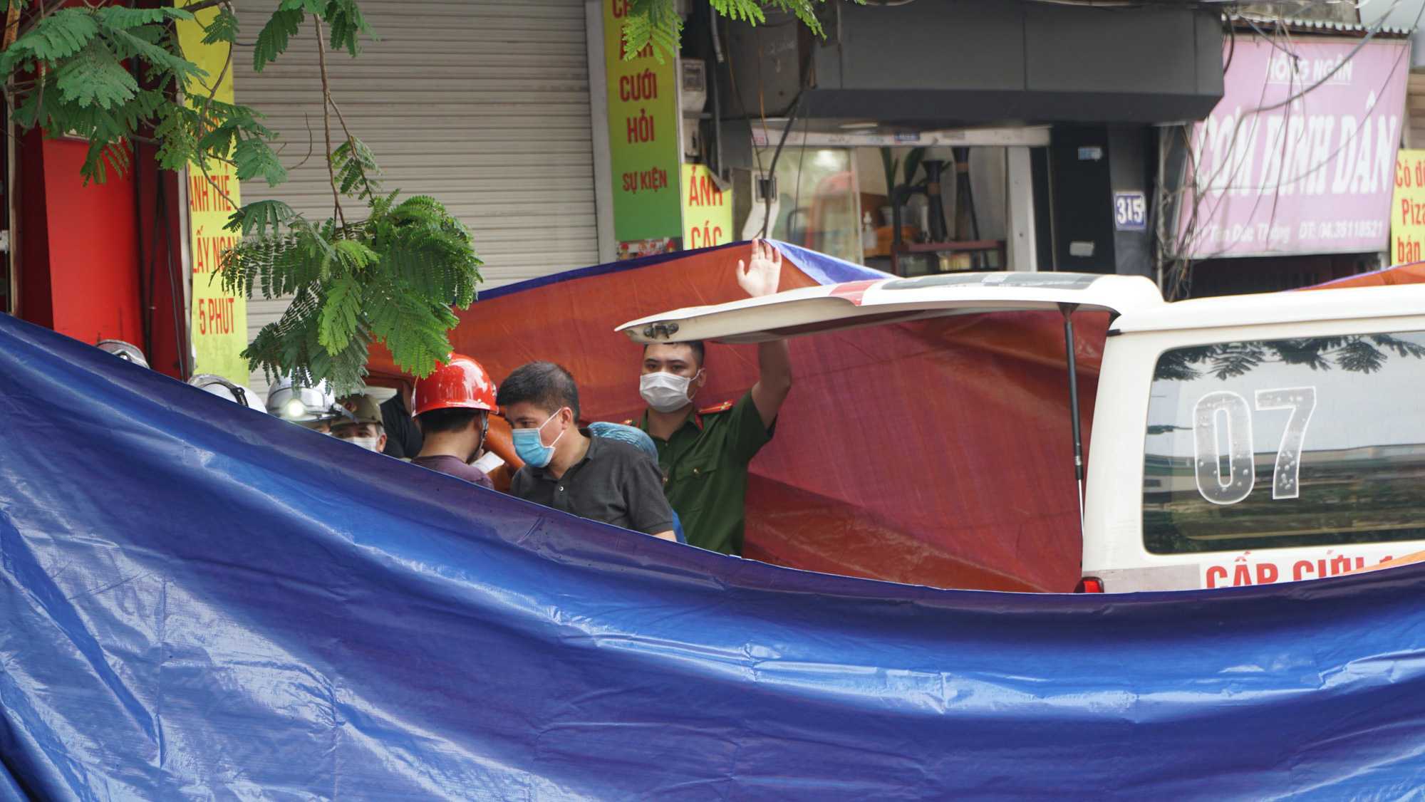 Phó Chủ tịch Hà Nội chia sẻ nỗi đau cùng gia đình 4 nạn nhân tử vong sau cháy dữ ở phố Tôn Đức Thắng - Ảnh 3.