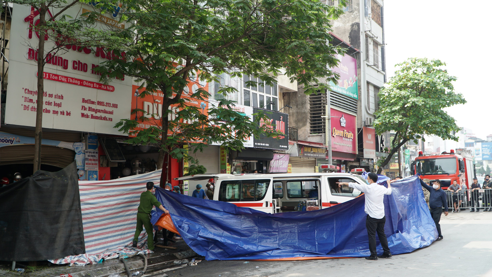 Phó Chủ tịch Hà Nội chia sẻ nỗi đau cùng gia đình 4 nạn nhân tử vong sau cháy dữ ở phố Tôn Đức Thắng - Ảnh 2.