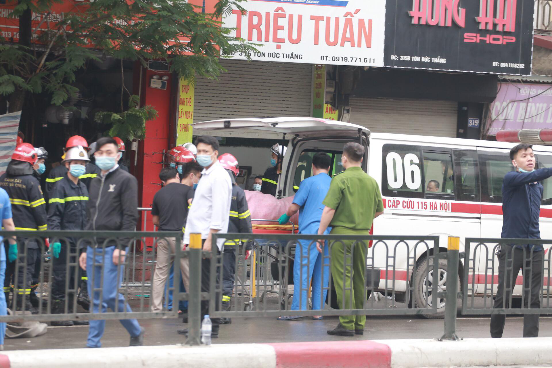  Hà Nội: Nghi có người tử vong trong vụ cháy lớn ở cửa  hàng đồ sơ sinh trên phố Tôn Đức Thắng - Ảnh 1.