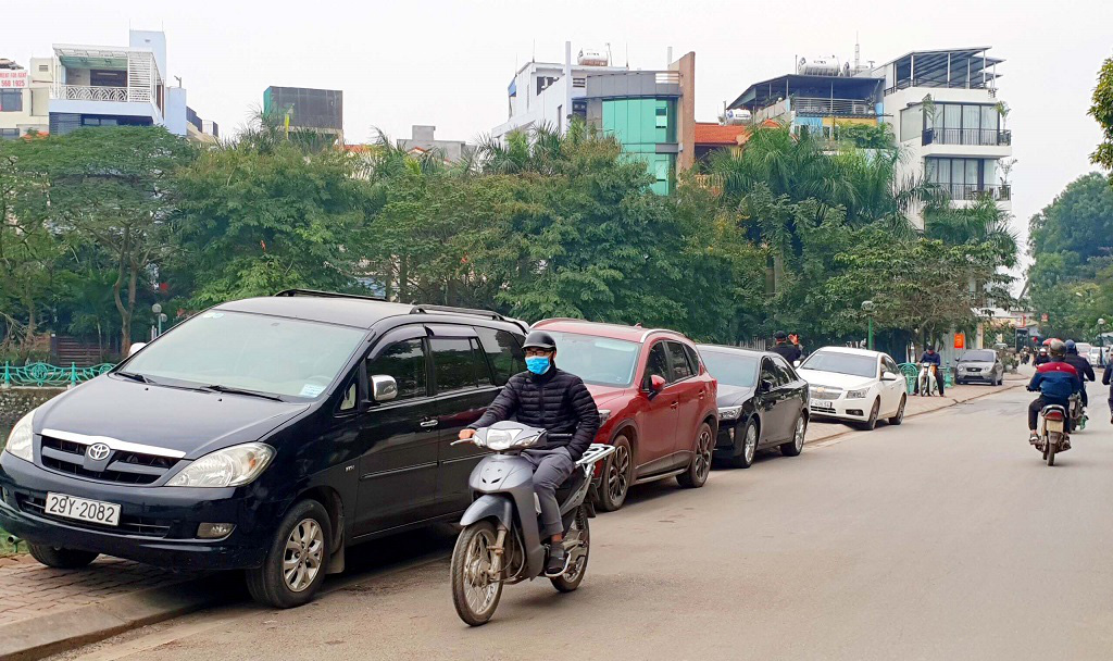 Đỗ xe ô tô trên vỉa hè bị phạt bao nhiêu? - Ảnh 1.