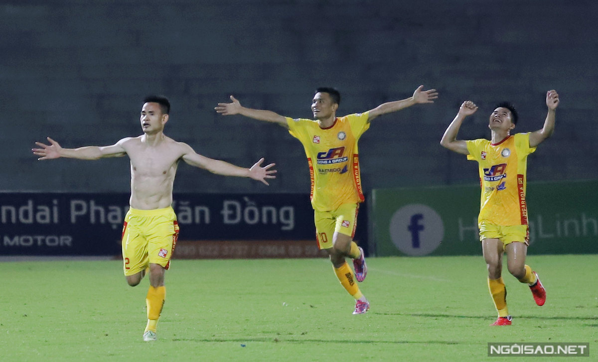 Hoàng Đình Tùng cởi áo ăn mừng đầy phấn khích khi ghi bàn ấn định chiến thắng 5-3 cho Đông Á Thanh Hóa trước Hồng Lĩnh Hà Tĩnh.