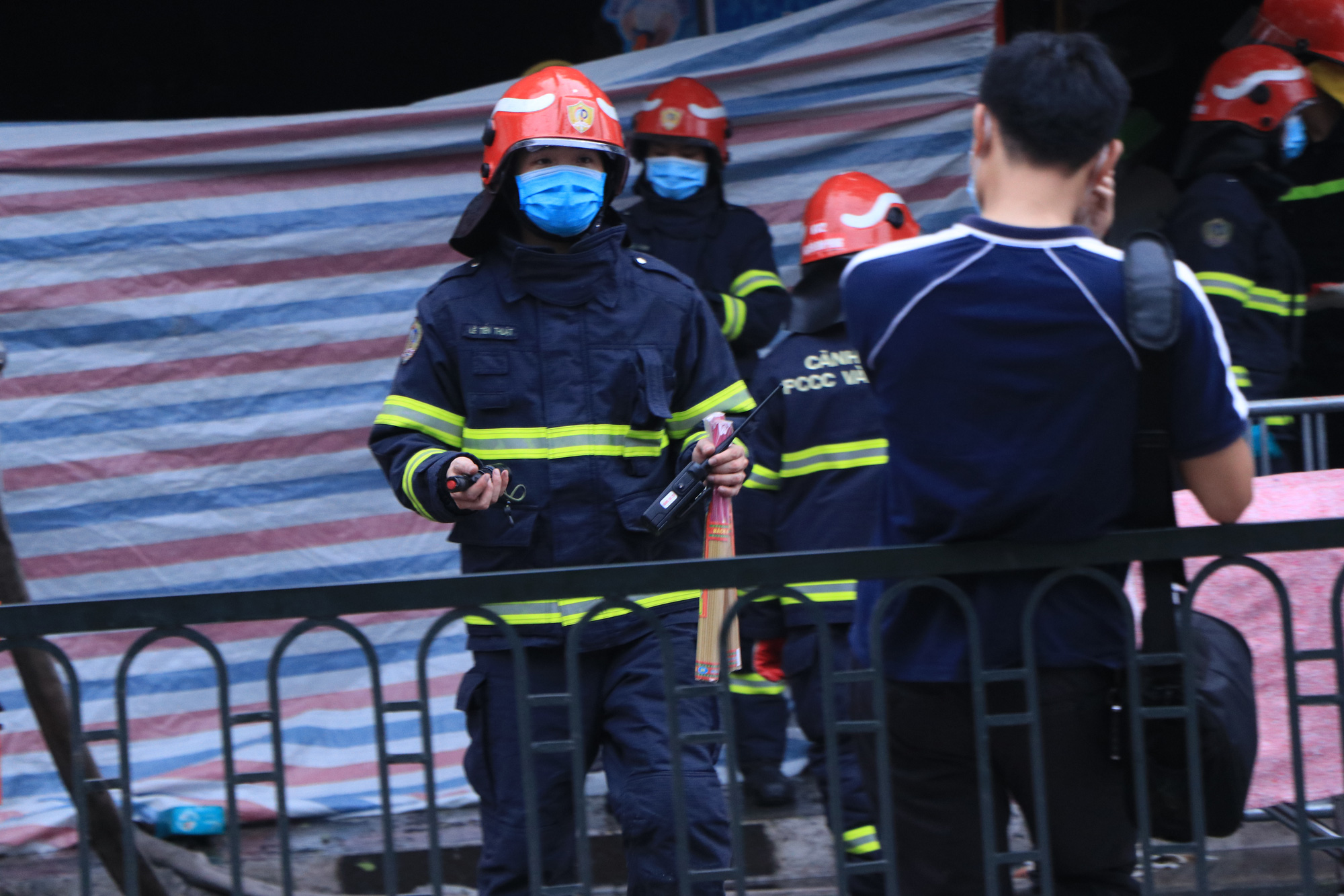  Hiện trường vụ cháy cửa hàng đường Tôn Đức Thắng, nhiều người cùng gia đình nghi mắc kẹt - Ảnh 3.