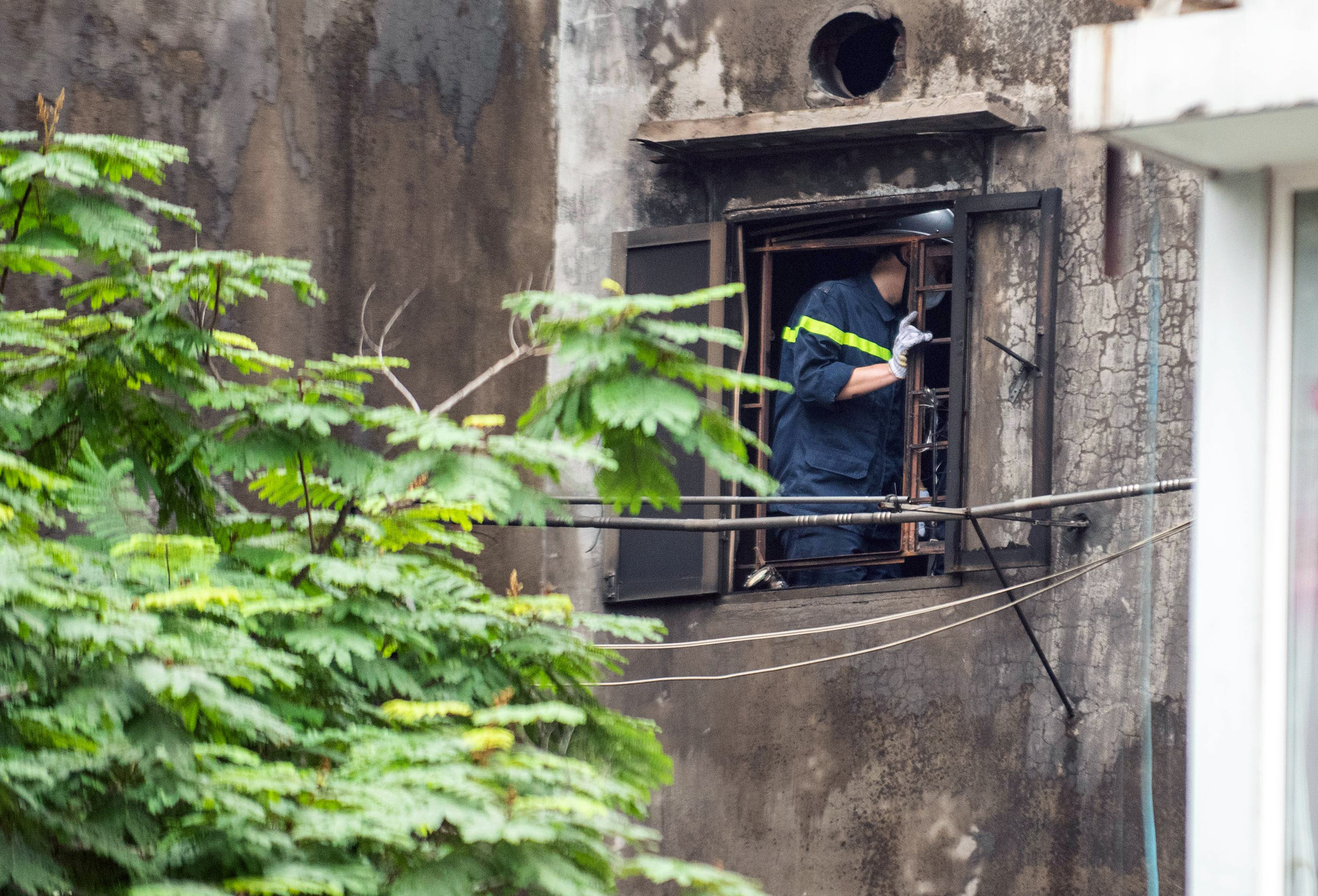 Cảnh sát kể lúc tìm thi thể trong vụ cháy khiến 4 người chết ở Hà Nội - Ảnh 4.