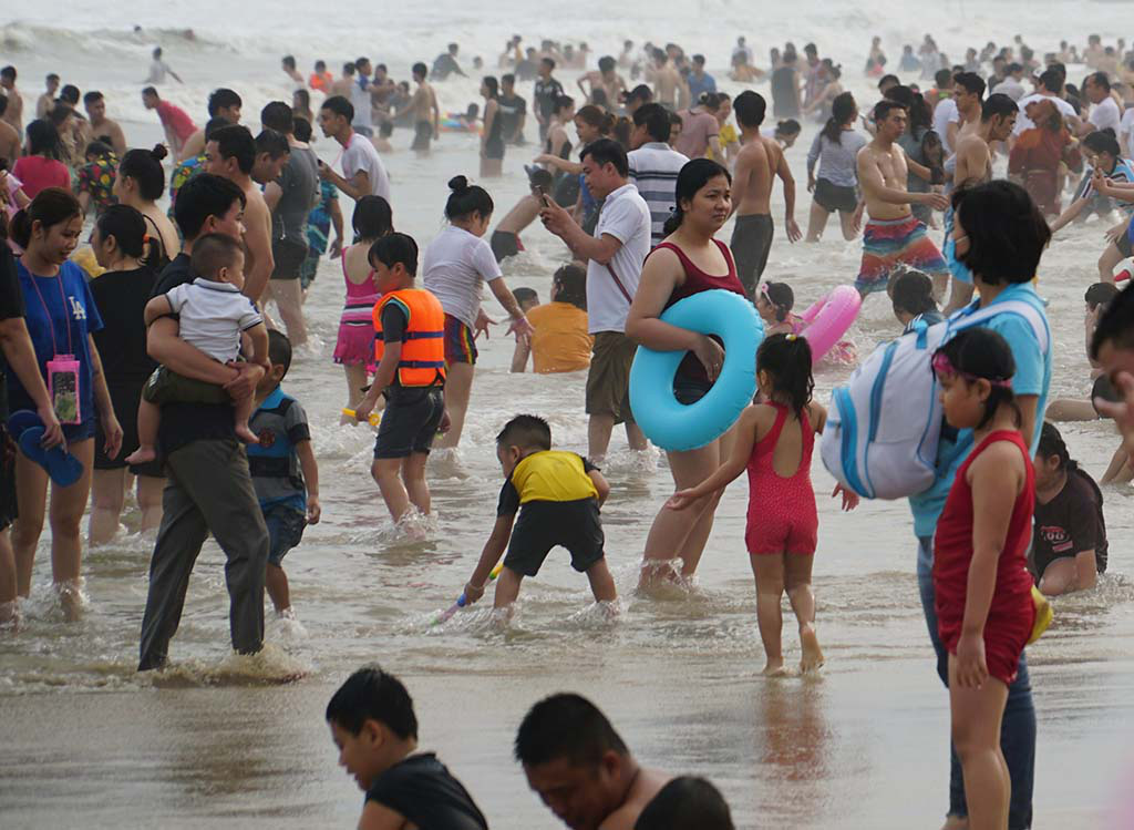 Du lịch Vũng Tàu ngày 4/4: Hàng nghìn du khách đổ về bãi biển, cửa hàng “Gốc Vú Sữa”, “ Cô Ba” - Ảnh 3.