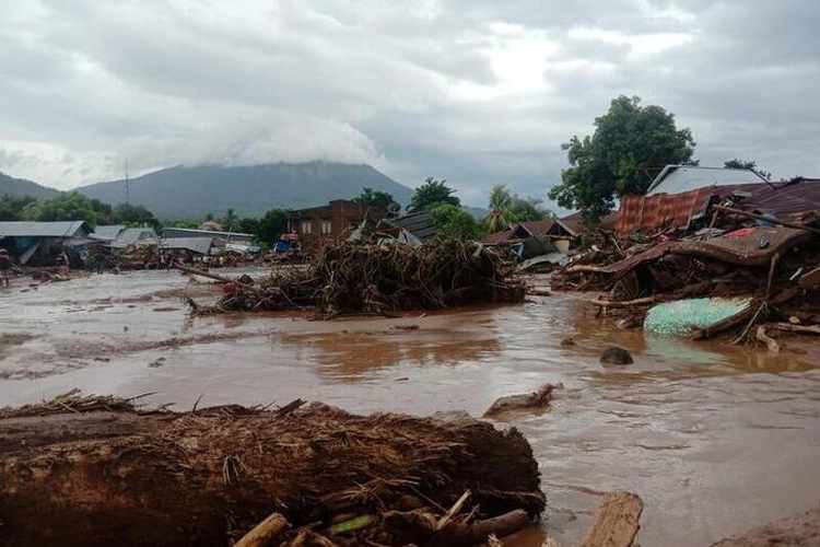 Trận lốc xoáy kinh hoàng khiến ít nhất 76 người thiệt mạng tại Indonesia và Đông Timor - Ảnh 1.