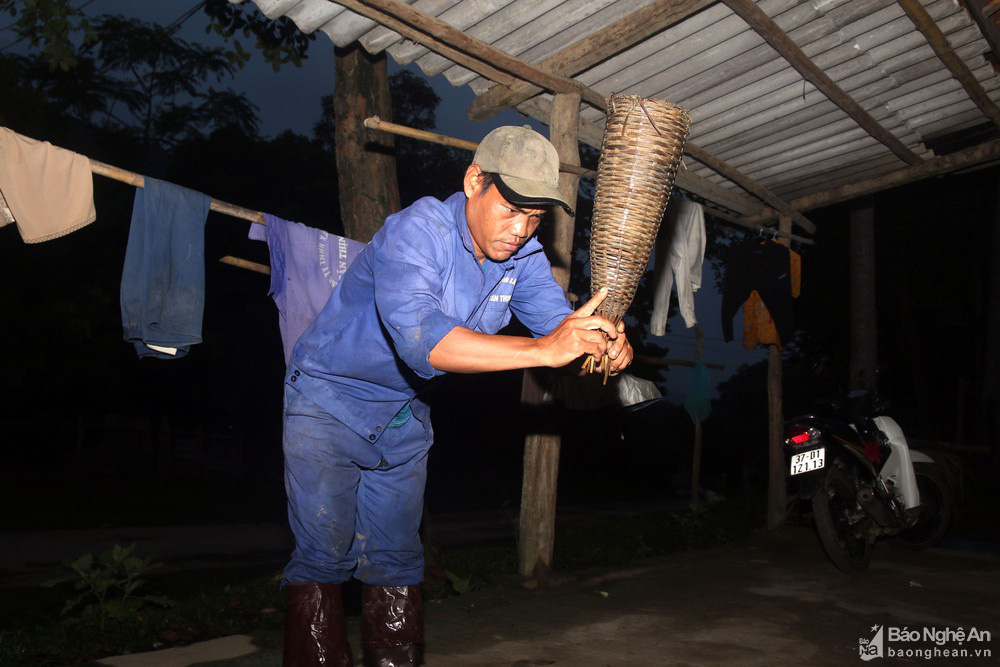 Nghệ An: Thợ săn con vừa trơn vừa nhớt tiết lộ bí kíp làm thứ mồi bẫy cực nhạy, không cho lươn thoát - Ảnh 8.