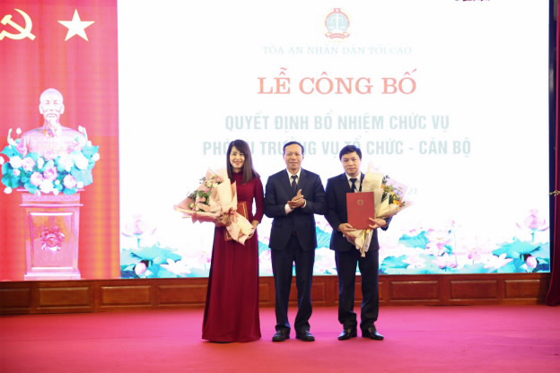 Chánh án Nguyễn Hòa Bình bổ nhiệm 2 lãnh đạo Vụ Tổ chức cán bộ - Ảnh 1.