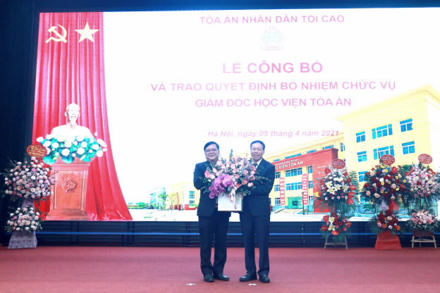 Chánh án Nguyễn Hòa Bình bổ nhiệm 2 lãnh đạo Vụ Tổ chức cán bộ - Ảnh 2.