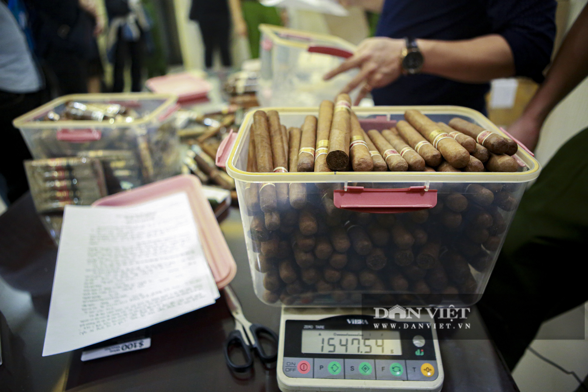 Phá đường dây buôn lậu cigar gần 2 tỷ đồng do tiếp viên hàng không cầm đầu - Ảnh 3.