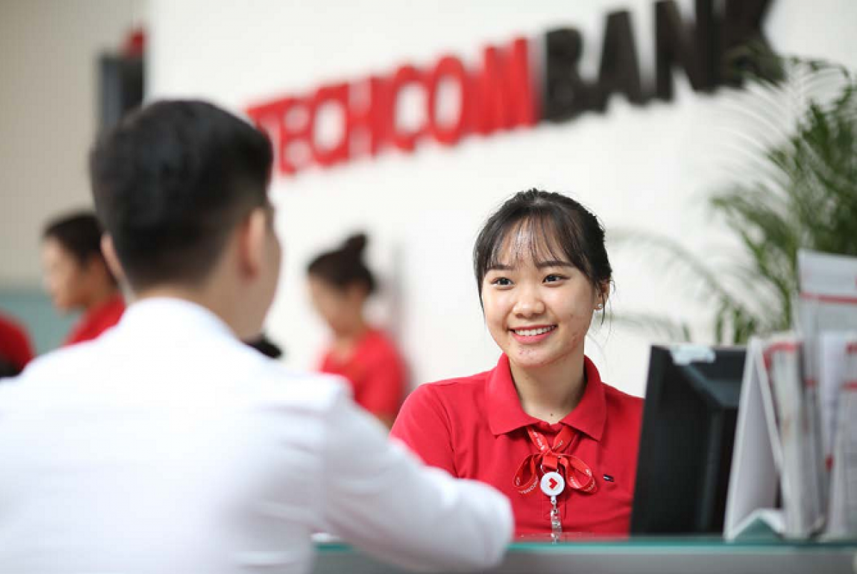 Techcombank tiết lộ thu nhập của tỷ phú Hồ Hùng Anh, đề cử Chủ tịch ba công ty con của Vingroup vào HĐQT  - Ảnh 3.