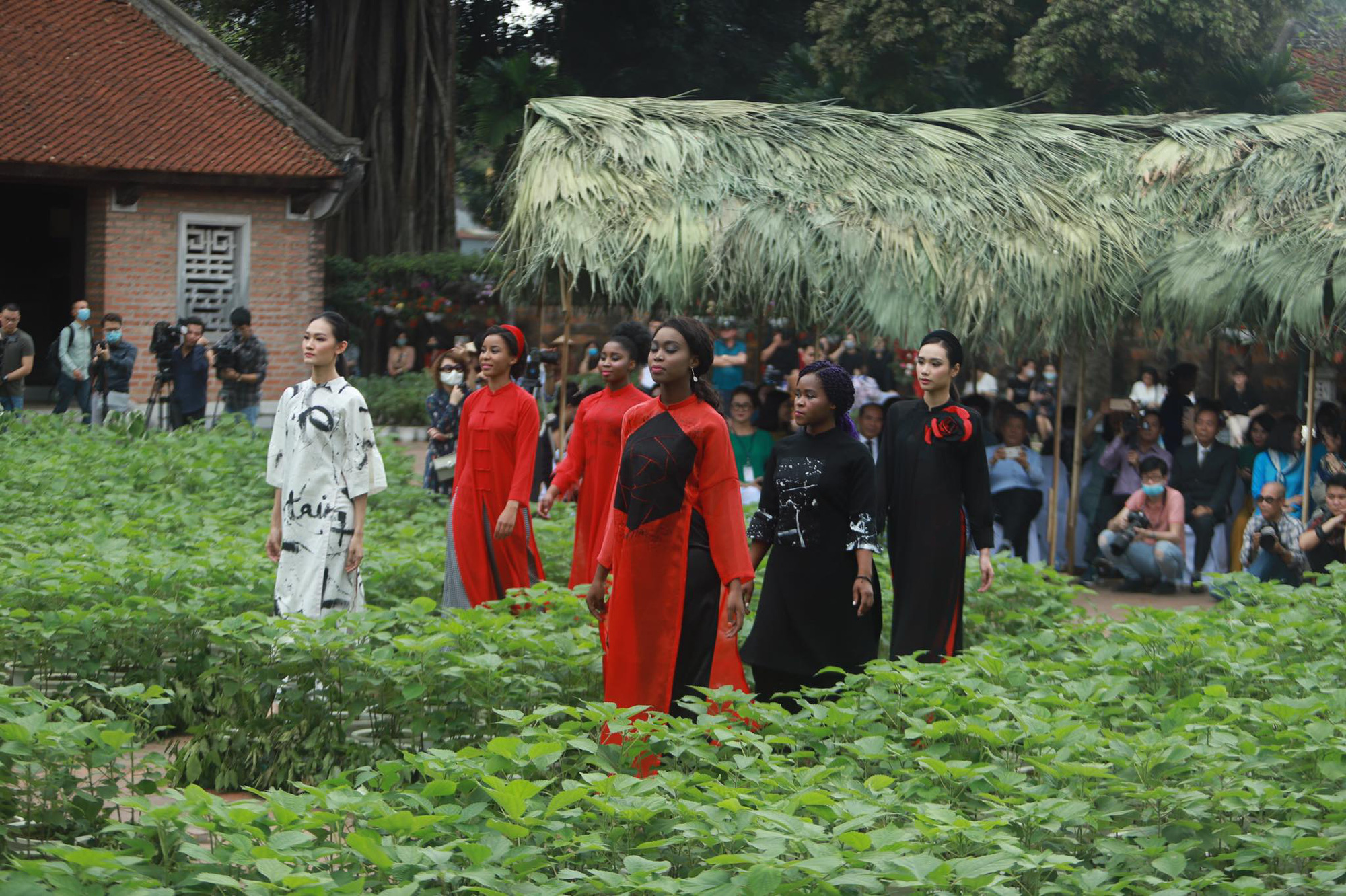 Nghệ sĩ Trà Giang, Thu Hà, Lan Hương trình diễn áo dài cùng 9 phu nhân đại sứ  - Ảnh 2.