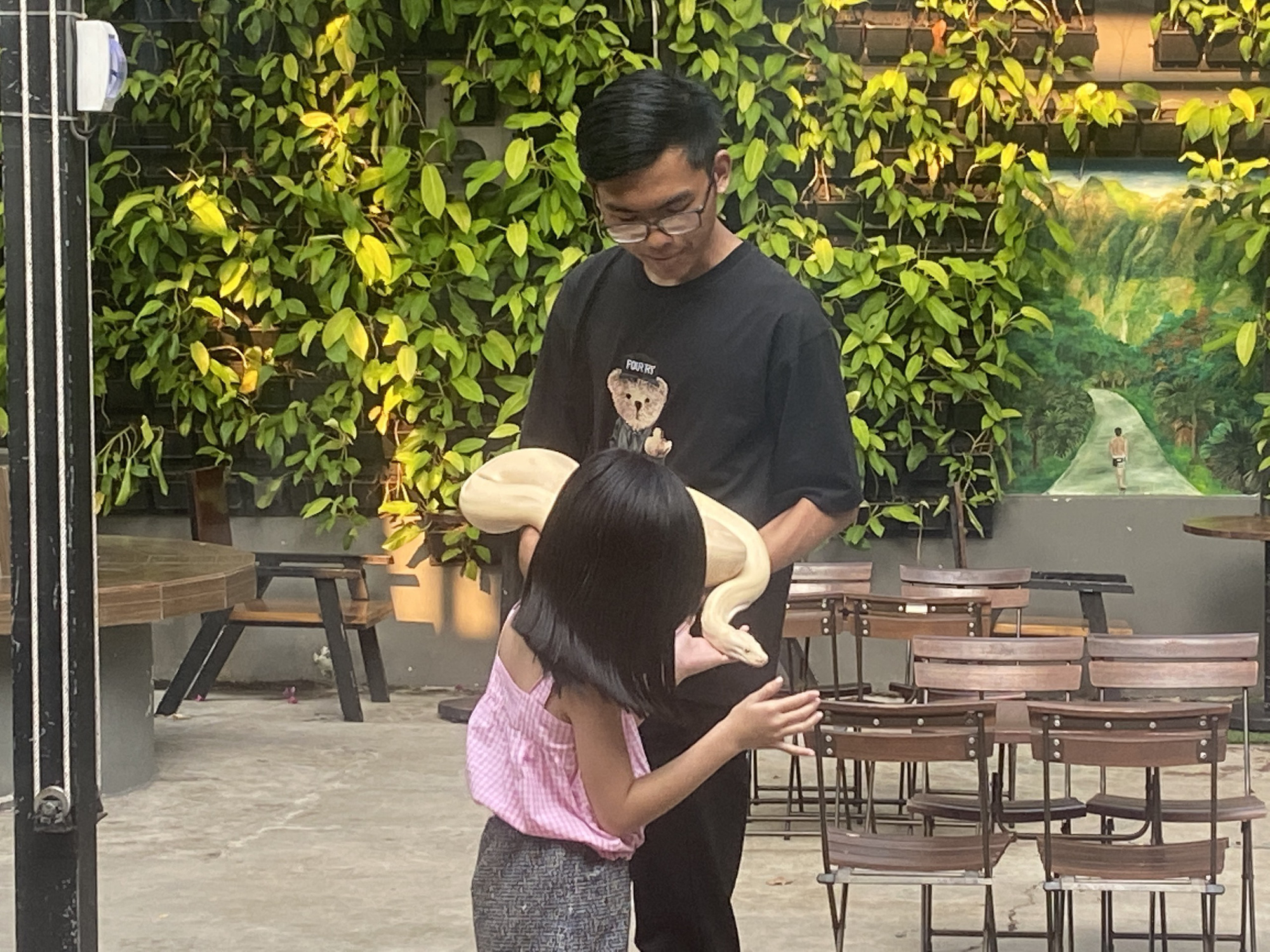 Trẻ em Sài Gòn háo hức đến quán cà phê độc nhất vô nhị chơi đùa với thú cưng tiền tỷ - Ảnh 11.