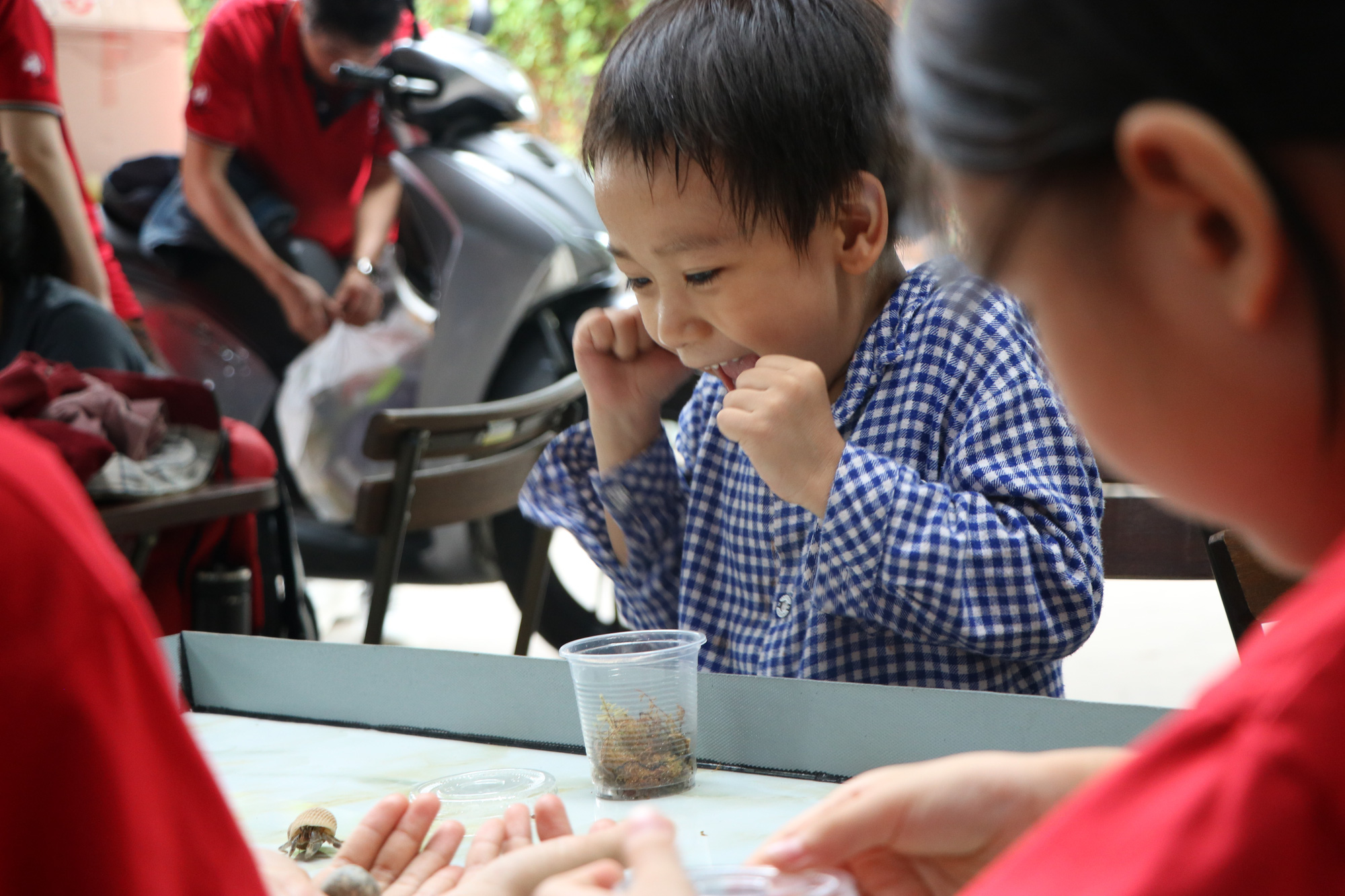 Trẻ em Sài Gòn háo hức đến quán cà phê độc nhất vô nhị chơi đùa với thú cưng tiền tỷ - Ảnh 2.