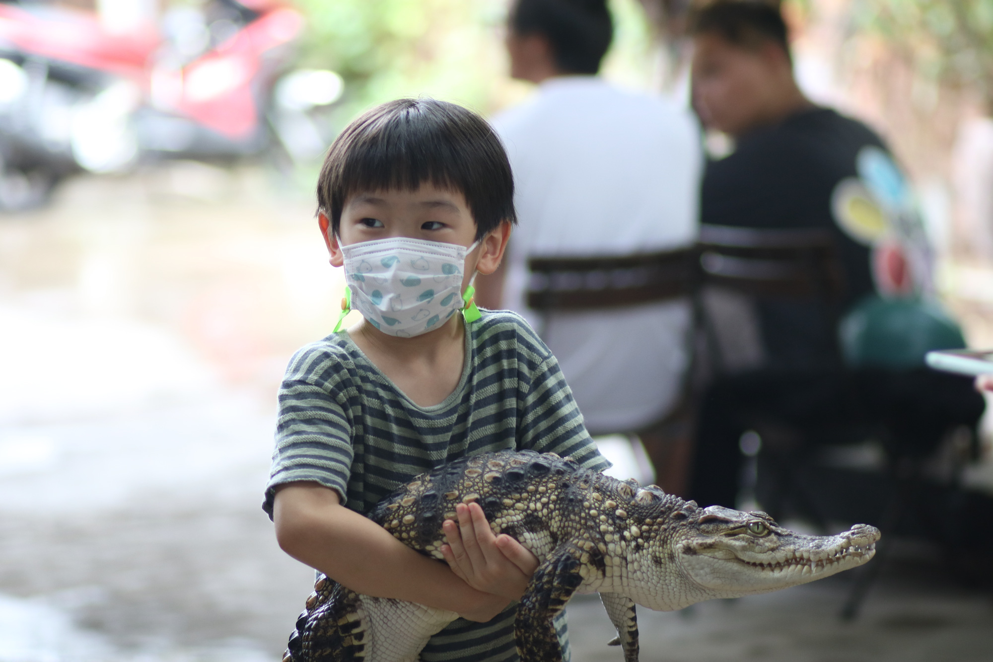 Trẻ em Sài Gòn háo hức đến quán cà phê độc nhất vô nhị chơi đùa với thú cưng tiền tỷ - Ảnh 1.