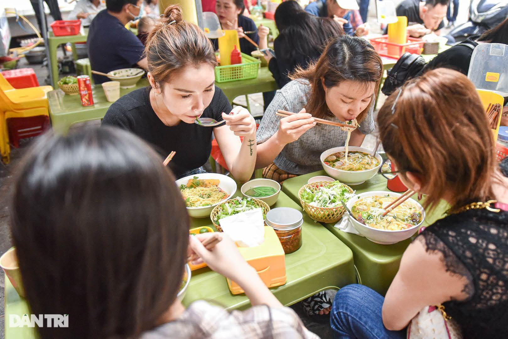 Bún riêu Nam bộ, mỹ vằn thắn có gì ngon mà kìn kìn khách đến ăn, chủ hàng tậu được nhà phố cổ - Ảnh 7.