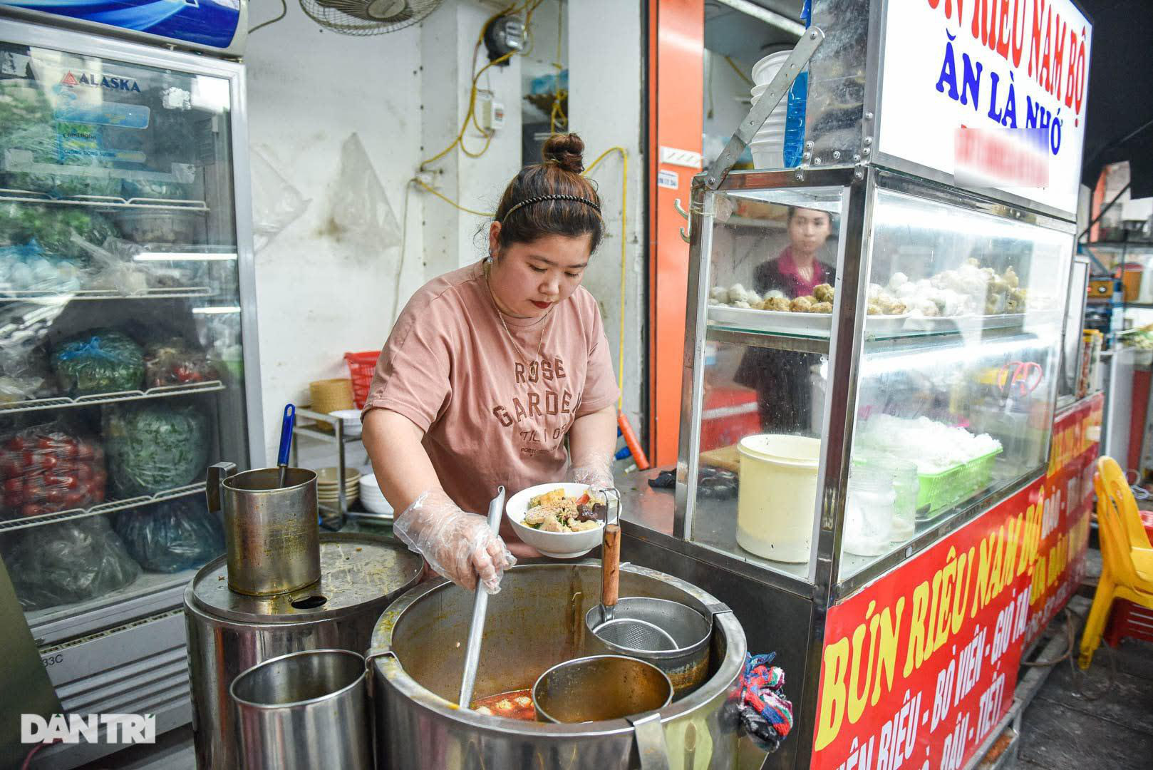 Bún riêu Nam bộ, mỹ vằn thắn có gì ngon mà kìn kìn khách đến ăn, chủ hàng tậu được nhà phố cổ - Ảnh 8.