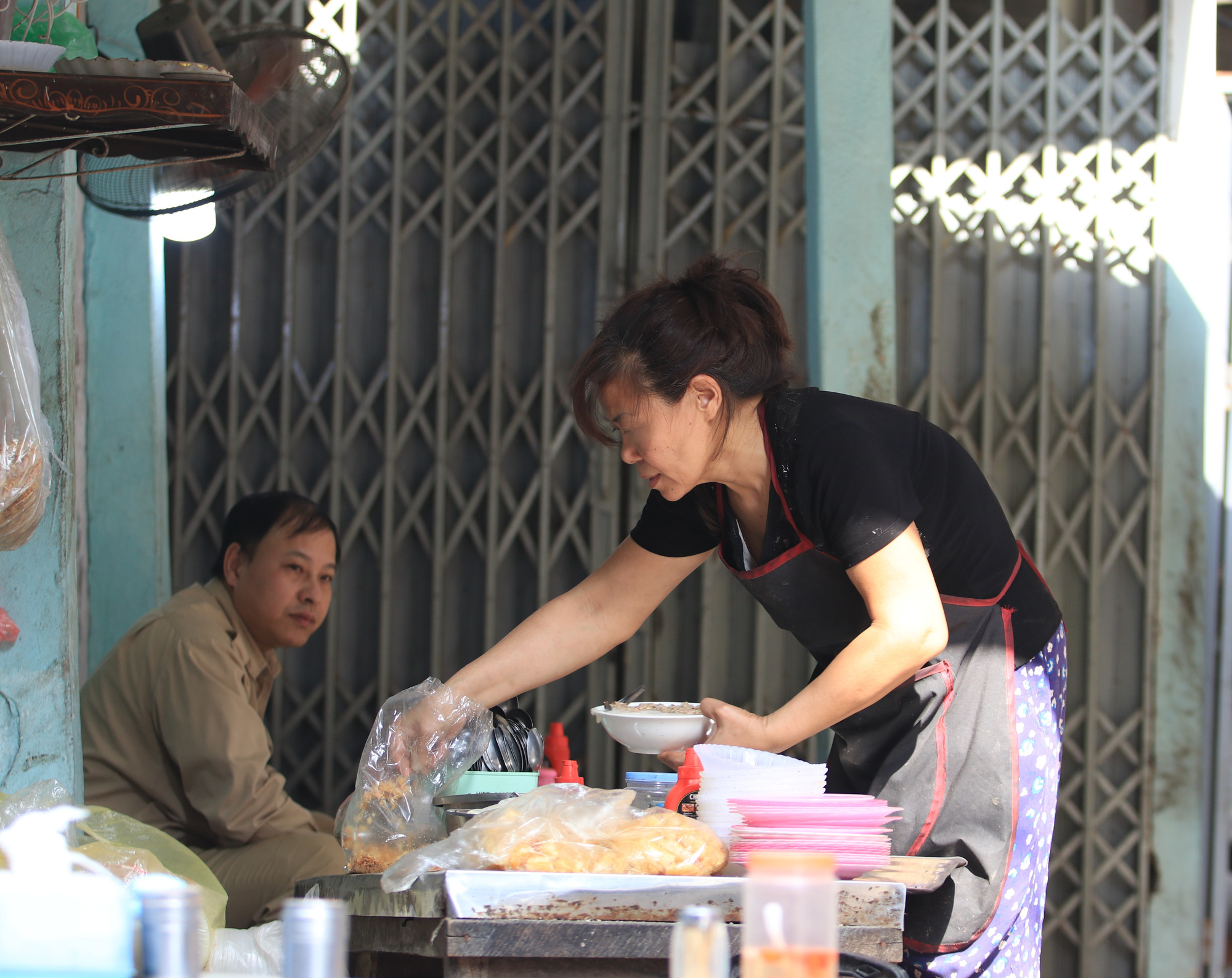 Có gì bất thường trong vụ khách &quot;tố&quot; có giòi trong miếng sườn ở quán cháo nổi tiếng? - Ảnh 3.