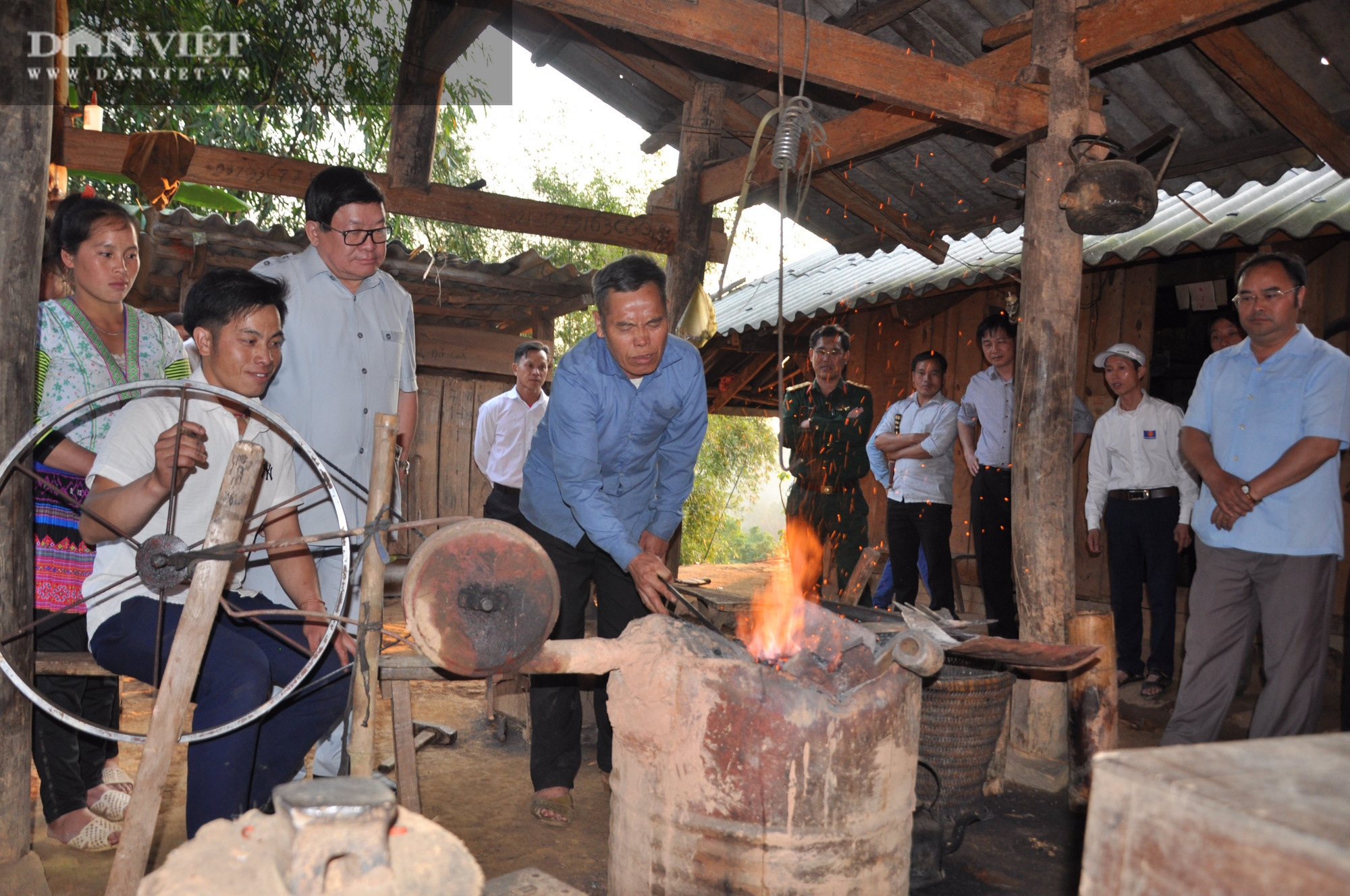 Chủ tịch Hội Nông dân Việt Nam vượt núi vào thăm bản &quot;đỏ lửa&quot; ở Yên Bái - Ảnh 3.