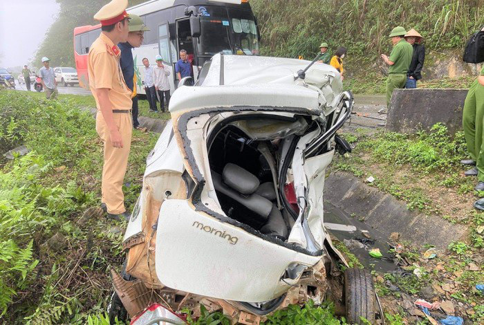 Kia Morning bị &quot;vò nát&quot; sau tai nạn, 2 người tử vong - Ảnh 1.