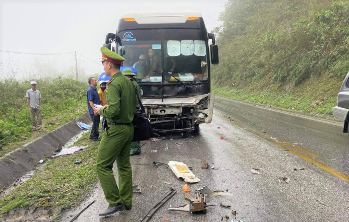 Kia Morning bị &quot;vò nát&quot; sau tai nạn, 2 người tử vong - Ảnh 2.