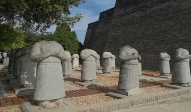 Bí ẩn 'rợn người' về 61 tượng đá không đầu trước mộ Võ Tắc Thiên đã được giải mã bởi 2 người nông dân - Ảnh 2.