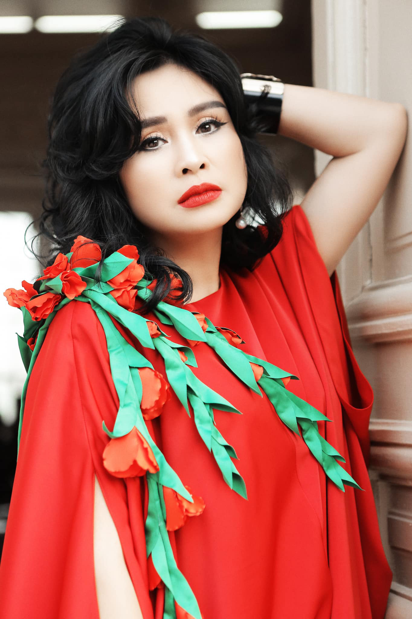 HOT showbiz 1/5: Thanh Lam xinh đẹp &quot;bỏ quên&quot; tuổi 52, hạnh phúc bên bạn trai bác sĩ - Ảnh 2.