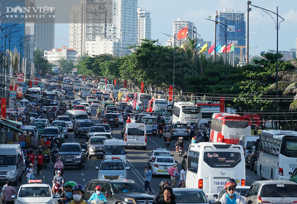 Lễ 30/4-1/5: Biển Vũng Tàu đông nghẹt “không lối thoát” - Ảnh 2.