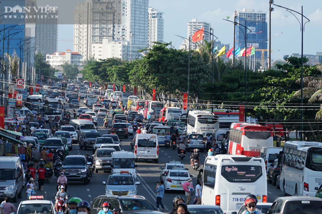 Vũng Tàu: Sốc, du khách mải tắm biển, bị kẻ gian cắt kính ô tô, khoắng sạch tiền - Ảnh 5.