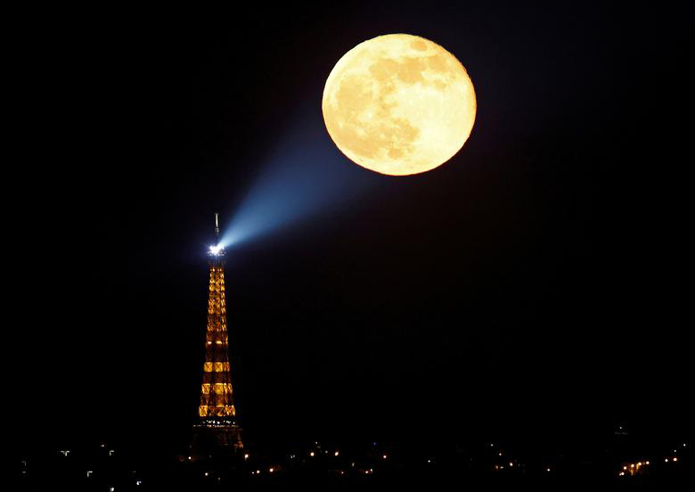 Ảnh thế giới 7 ngày qua: Siêu trăng hồng ấn tượng trên đất Pháp - Ảnh 1.