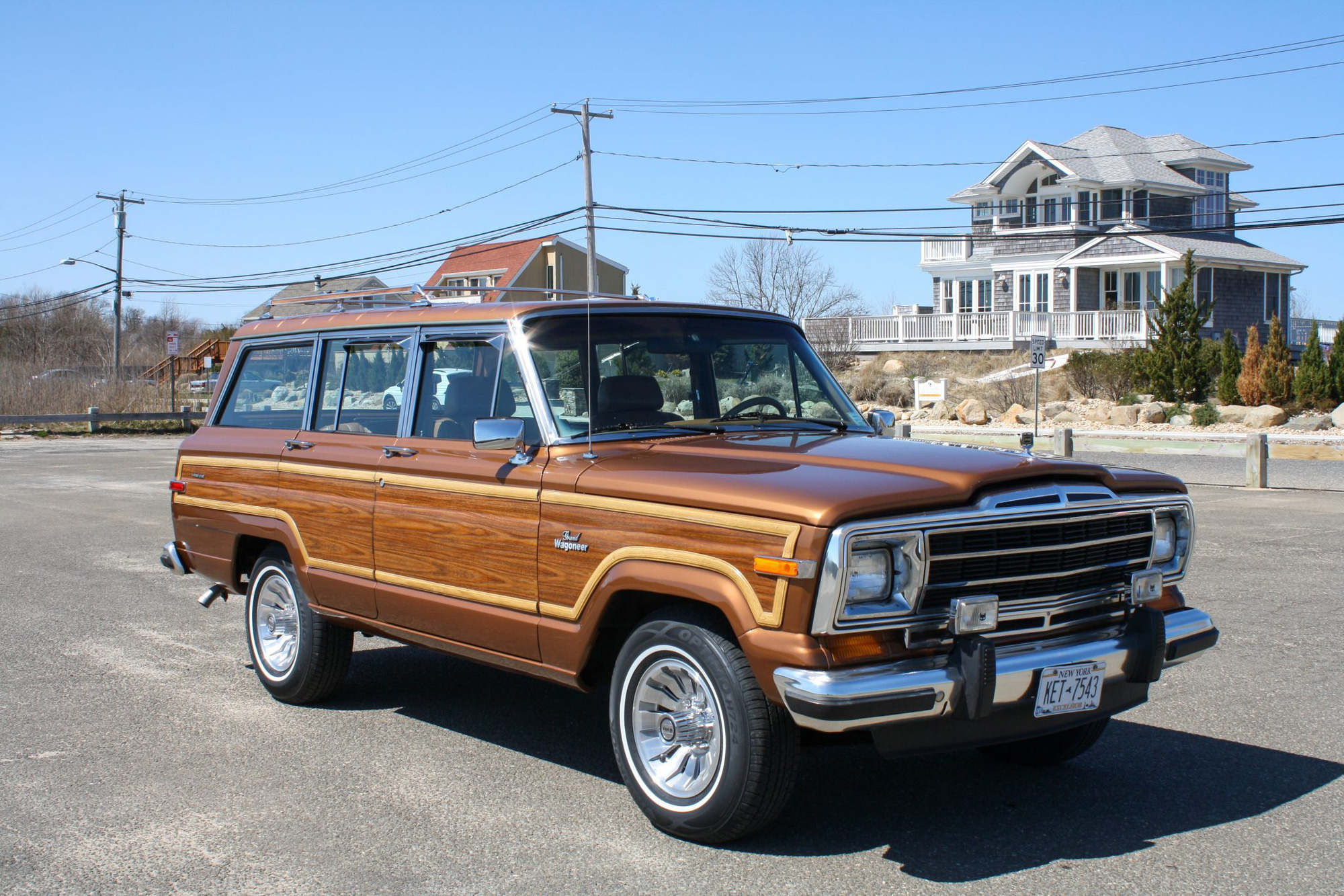 Jeep vừa hồi sinh dòng Wagoneer ốp gỗ cổ điển sau 30 năm - Ảnh 2.