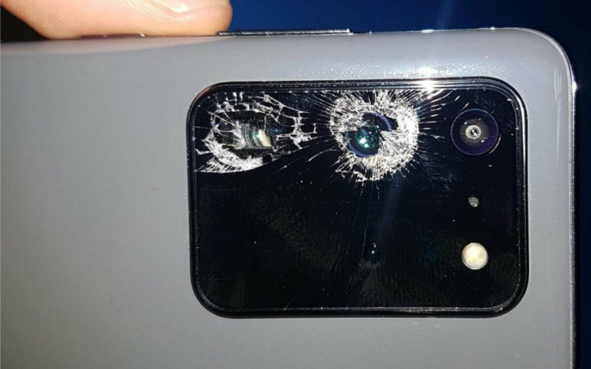Samsung Galaxy S20 broke the camera glass on its own, many users filed a lawsuit