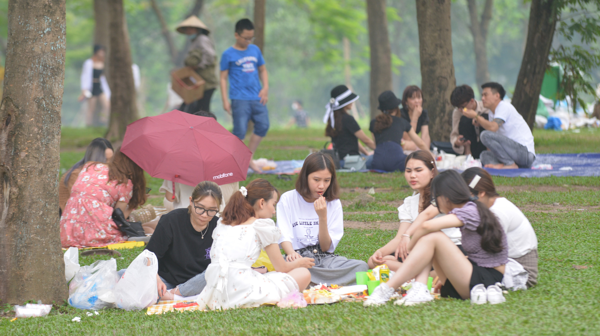Người dân Thủ đô đổ xô tới công viên Yên Sở cắm trại dịp nghỉ lễ 30/4  - Ảnh 10.