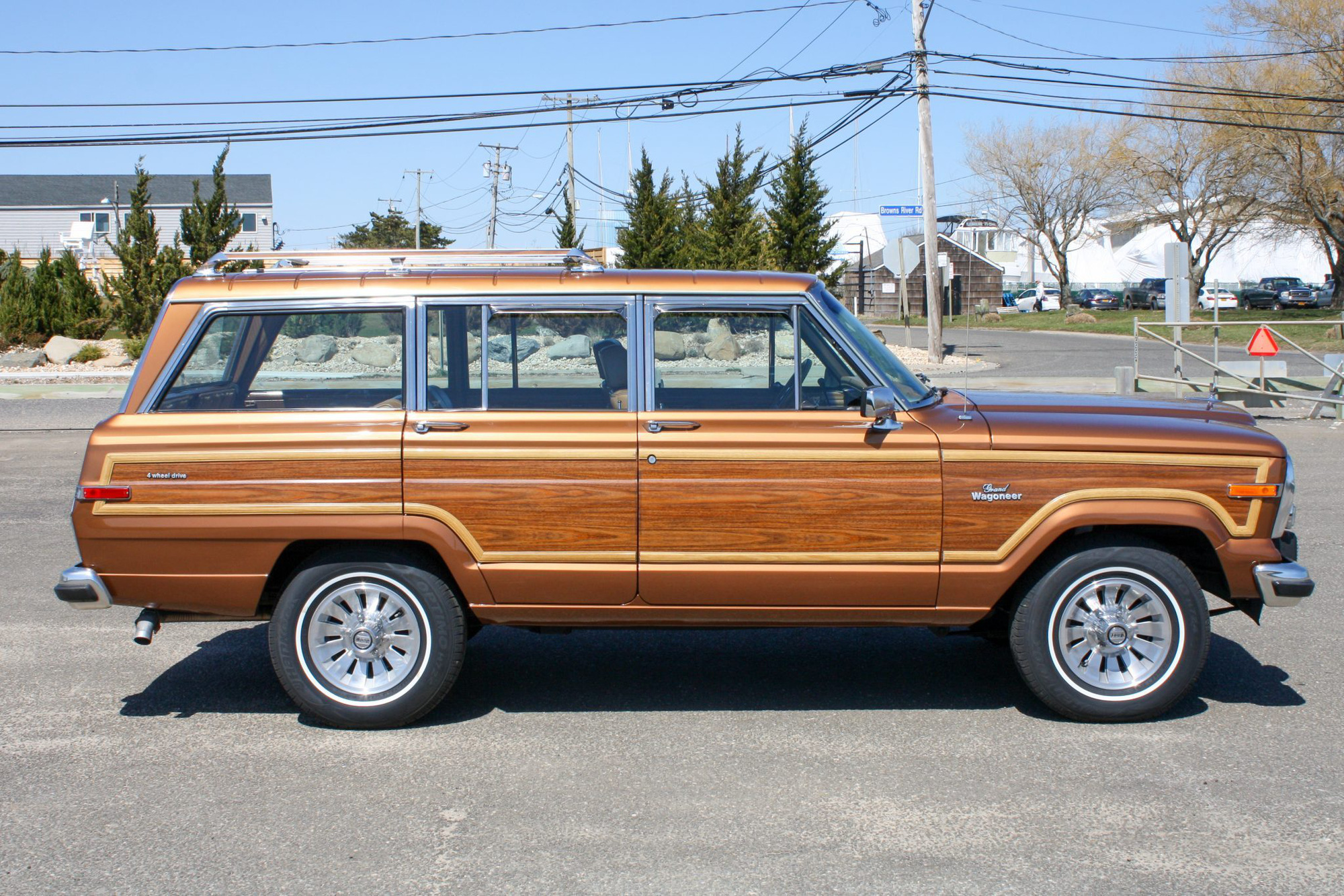 Jeep vừa hồi sinh dòng Wagoneer ốp gỗ cổ điển sau 30 năm - Ảnh 3.